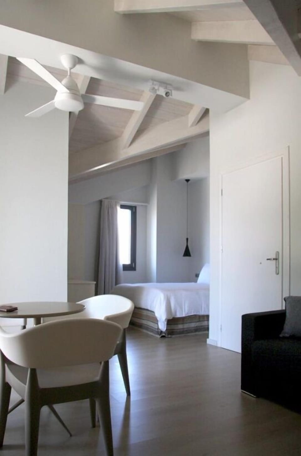 Suite, Executive Level | Living area | 21-inch flat-screen TV with satellite channels, TV