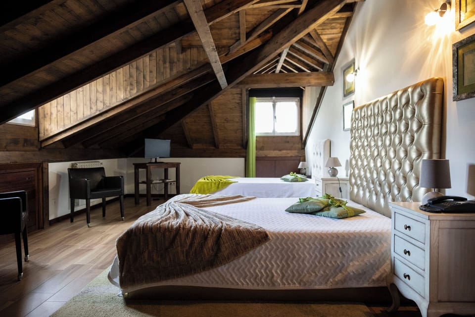 Deluxe Triple Room, 1 King Bed | Soundproofing, cribs/infant beds, free WiFi, bed sheets