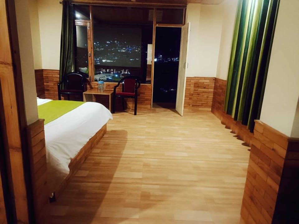 Luxury Room | Rollaway beds, free WiFi, bed sheets