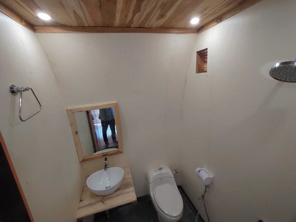 Deluxe Double Room, Hill View | Bathroom | Free toiletries, towels, soap, shampoo