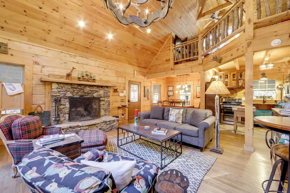 Living Room | Free WiFi | Central A/C & Heat | Books | 1st Floor