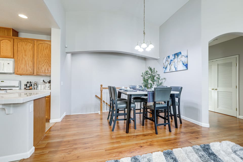 Dining Area | Dishware/Flatware Provided