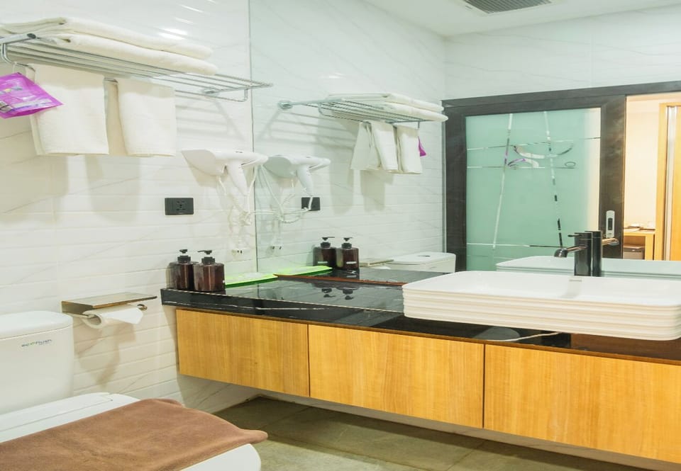 Deluxe Double Room, Pool View | Bathroom | Shower, free toiletries, bidet, towels
