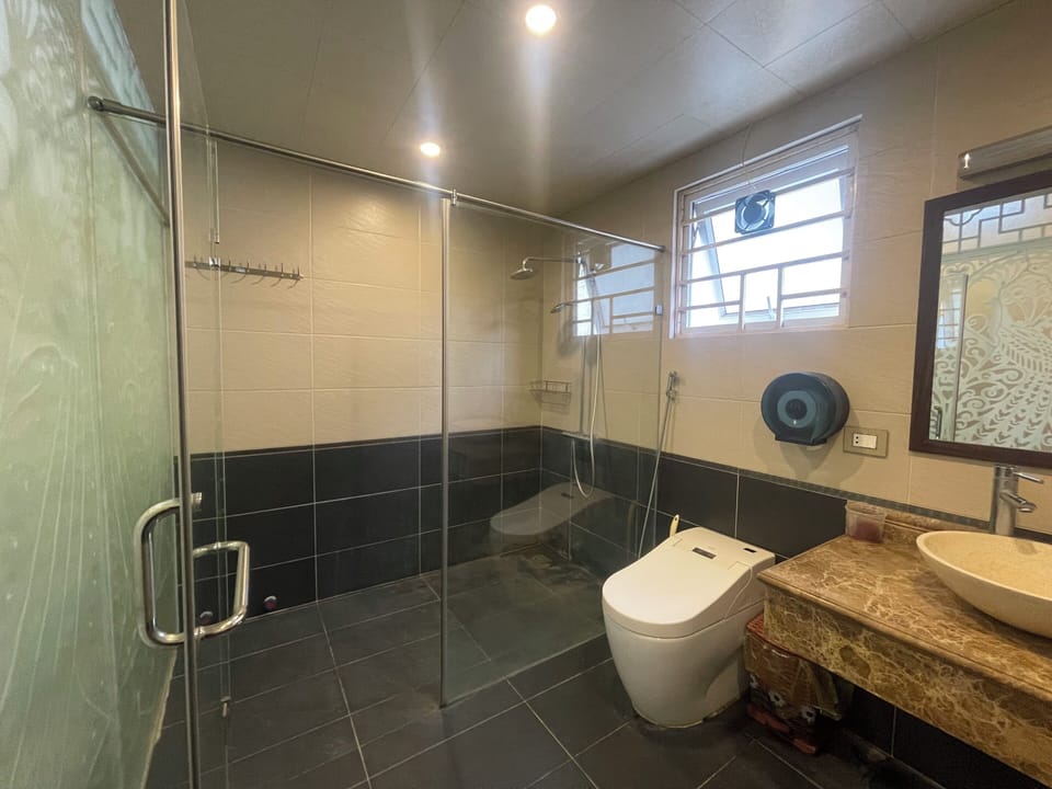 Basic Quadruple Room | Bathroom
