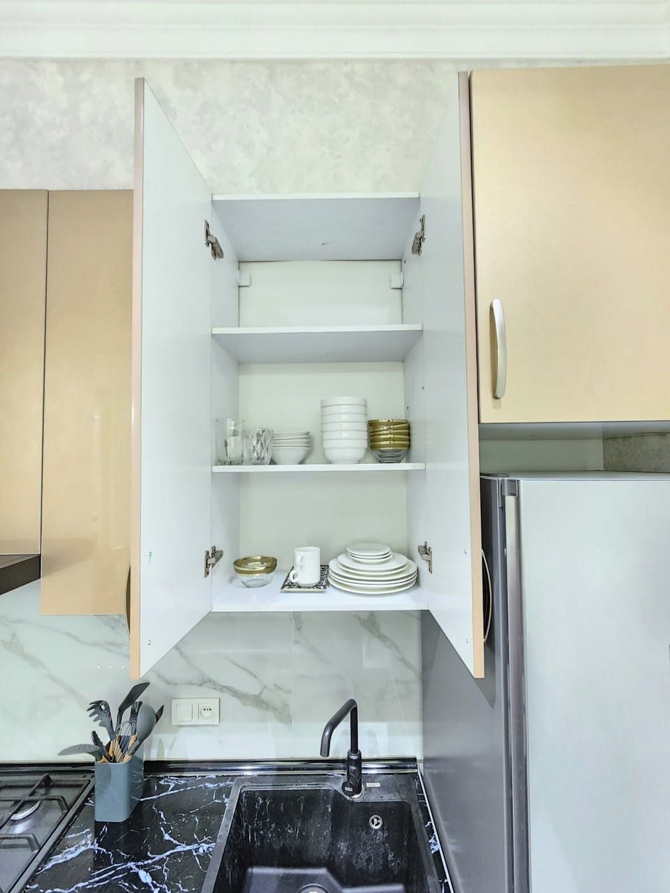 Fridge, microwave, stovetop, dishwasher