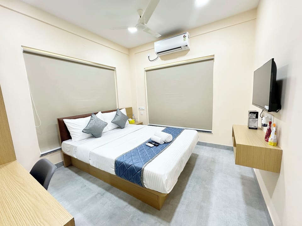 Deluxe Double Room, 1 Queen Bed, City View | Minibar, in-room safe, desk, laptop workspace