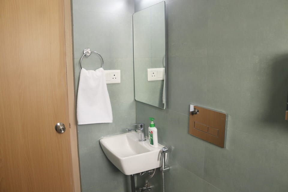 Deluxe Double Room, 1 Queen Bed, City View | Bathroom | Shower, free toiletries, hair dryer, slippers