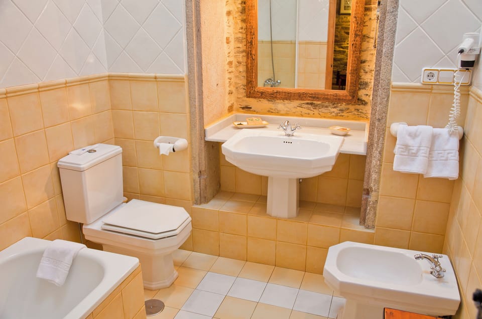 Deluxe Twin Room, Non Smoking, Garden View | Bathroom | Towels, soap, shampoo, toilet paper
