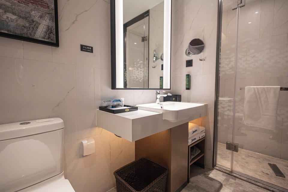 Superior Twin Room | Bathroom | Shower, hair dryer, towels, shampoo