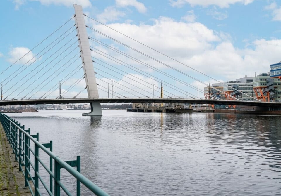 Within walking distance, you’ll find coastal walking routes, parks, grocery stores, cafés, and restaurants. Excellent public transport connections make it easy to explore both Helsinki and neighboring Espoo.