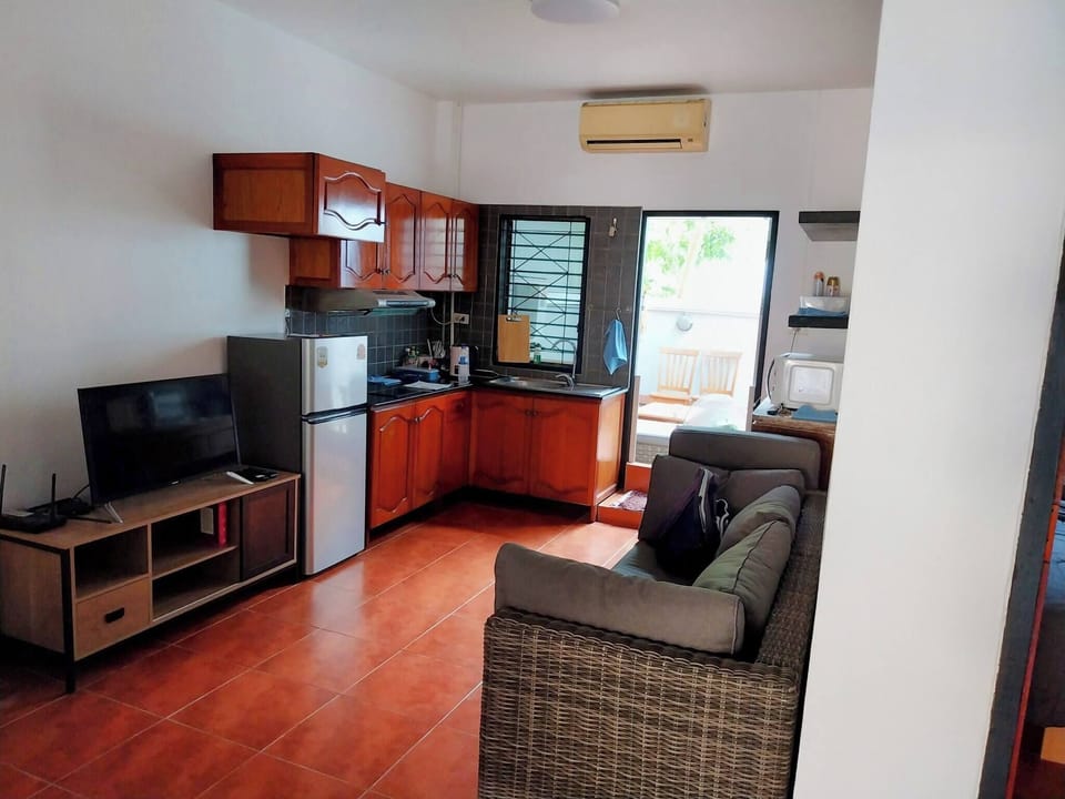 Bungalow, 2 Bedrooms, Smoking, Patio | Living room