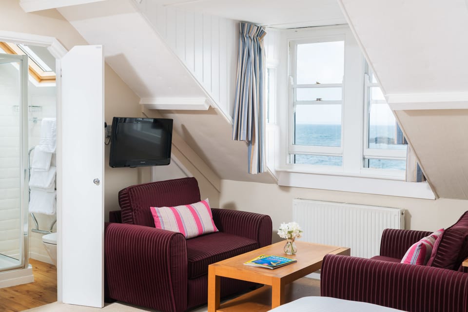 Signature Double Room | Desk, free WiFi, bed sheets