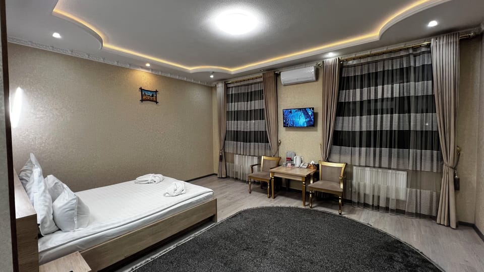 Suite, Garden View | Minibar, desk, WiFi (free), bed sheets