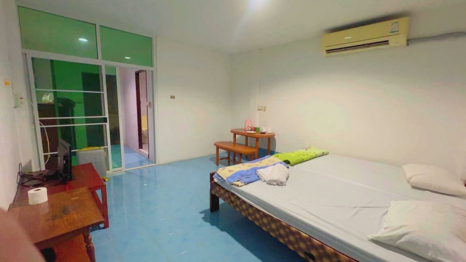 WiFi (free), bed sheets