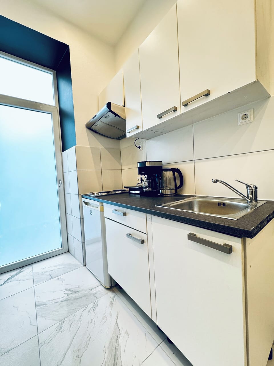 Basic Apartment | Private kitchen | Fridge, microwave, oven, stovetop