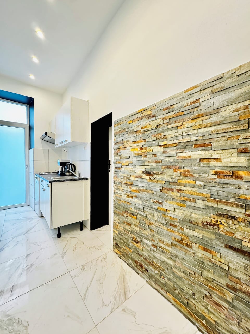 Basic Apartment | Private kitchen | Fridge, microwave, oven, stovetop