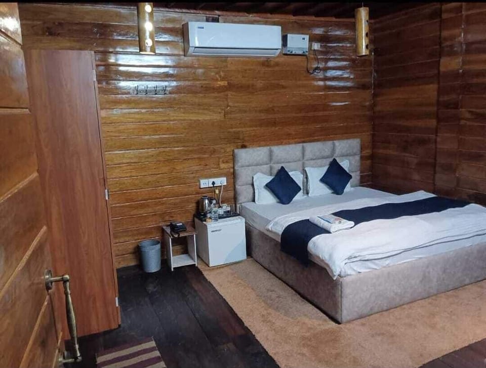Classic Room | Desk, laptop workspace, iron/ironing board, WiFi (free)