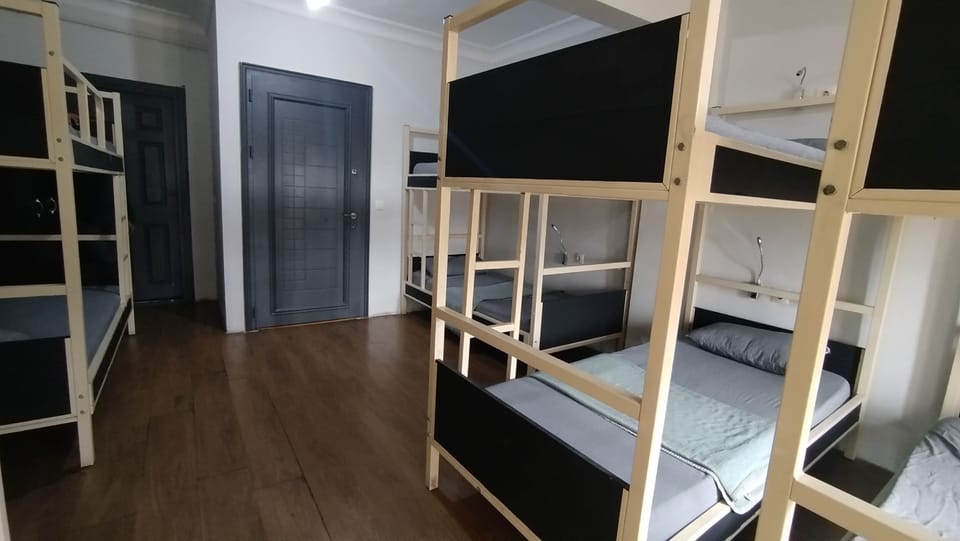 10 Kisilik Karma Oda 1 Yatak | Blackout drapes, soundproofing, iron/ironing board, free WiFi