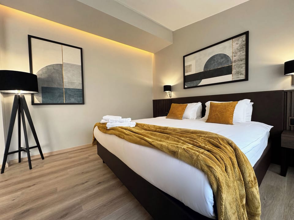 Junior Suite, 1 Bedroom | Minibar, in-room safe, desk, soundproofing