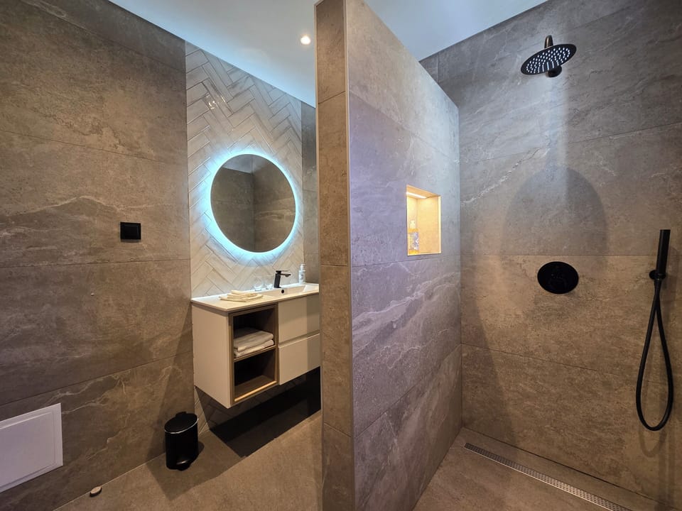 Deluxe Double Room, Balcony, City View | Bathroom