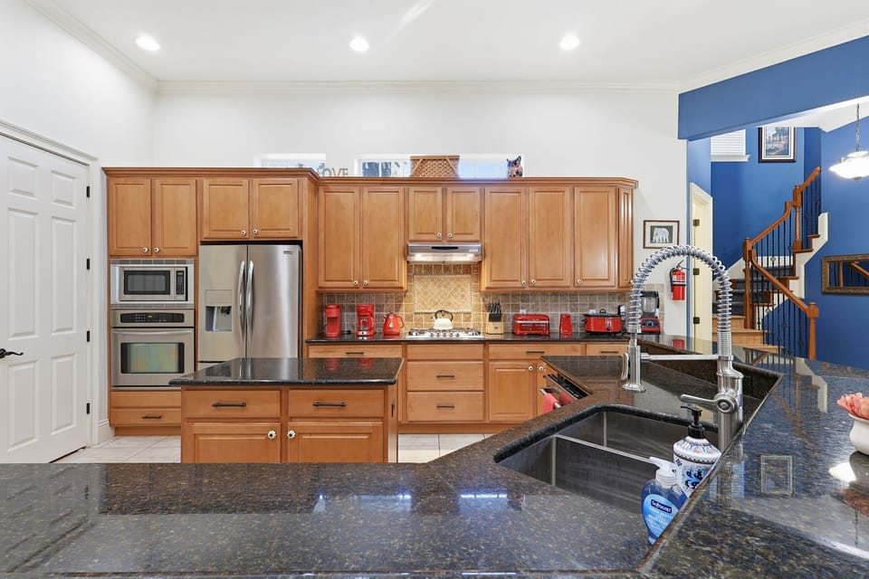 Kitchen Built in Oven & Microwave with Small appliances.