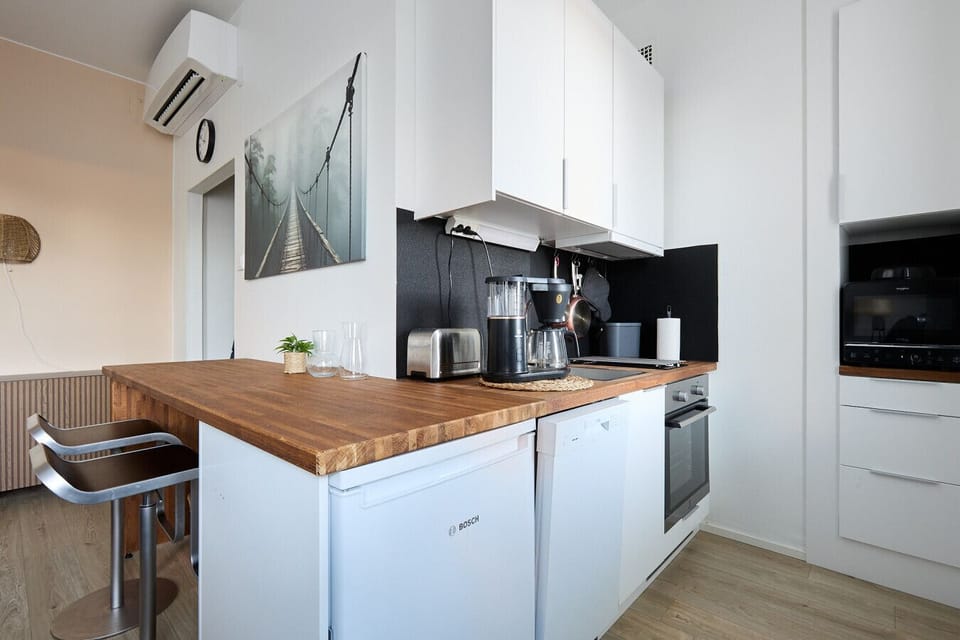 The fully equipped kitchen includes everything you need for home cooking, from a toaster and coffee maker to a dishwasher for easy cleanup. Enjoy the convenience of modern appliances in a space designed for a worry-free stay.
