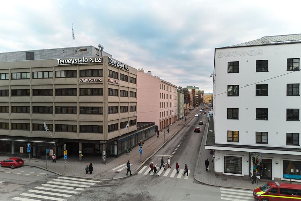 You are situated on a key intersection, meaning virtually all of the city`s main sights, restaurants, and shops are within easy walking distance.