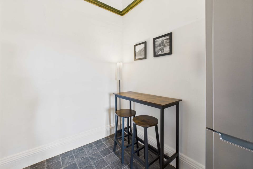 House | 1 bedroom, desk