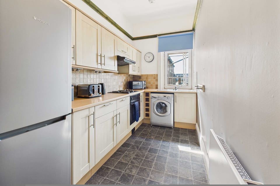 House | 1 bedroom, desk