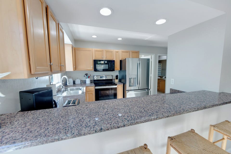 Kitchen - Open kitchen with plenty of counter space