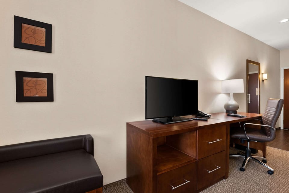 2 Double Beds with Sofa Bed, Non Smoking | Desk, iron/ironing board, free WiFi, bed sheets
