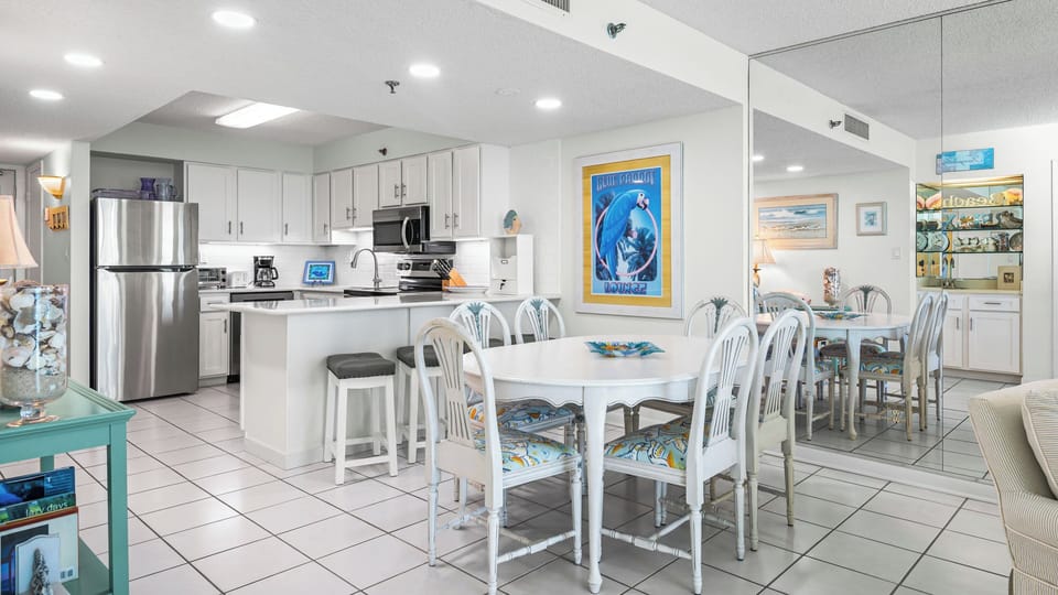 Beachcrest 1202 - Dining into Kitchen area