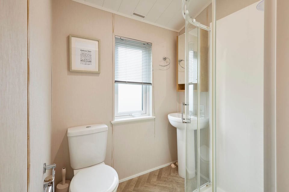 Host Stay Kinship Lodge House in England