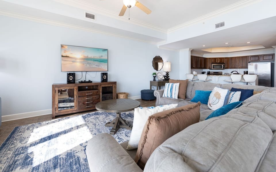 Condo, 3 Bedrooms | Living area