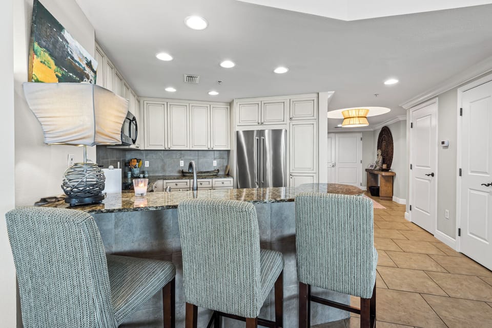 Eat-in kitchen bar seating