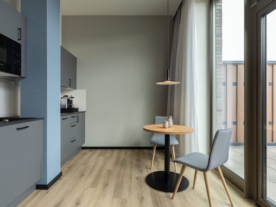 Apartment, 1 Bedroom, Non Smoking, Courtyard View | Hypo-allergenic bedding available, in-room safe, desk, laptop workspace