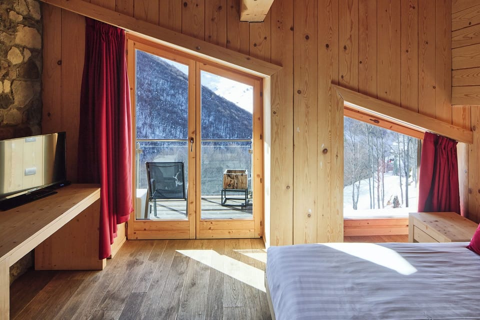 Deluxe Triple Room | In-room safe, blackout drapes, free WiFi