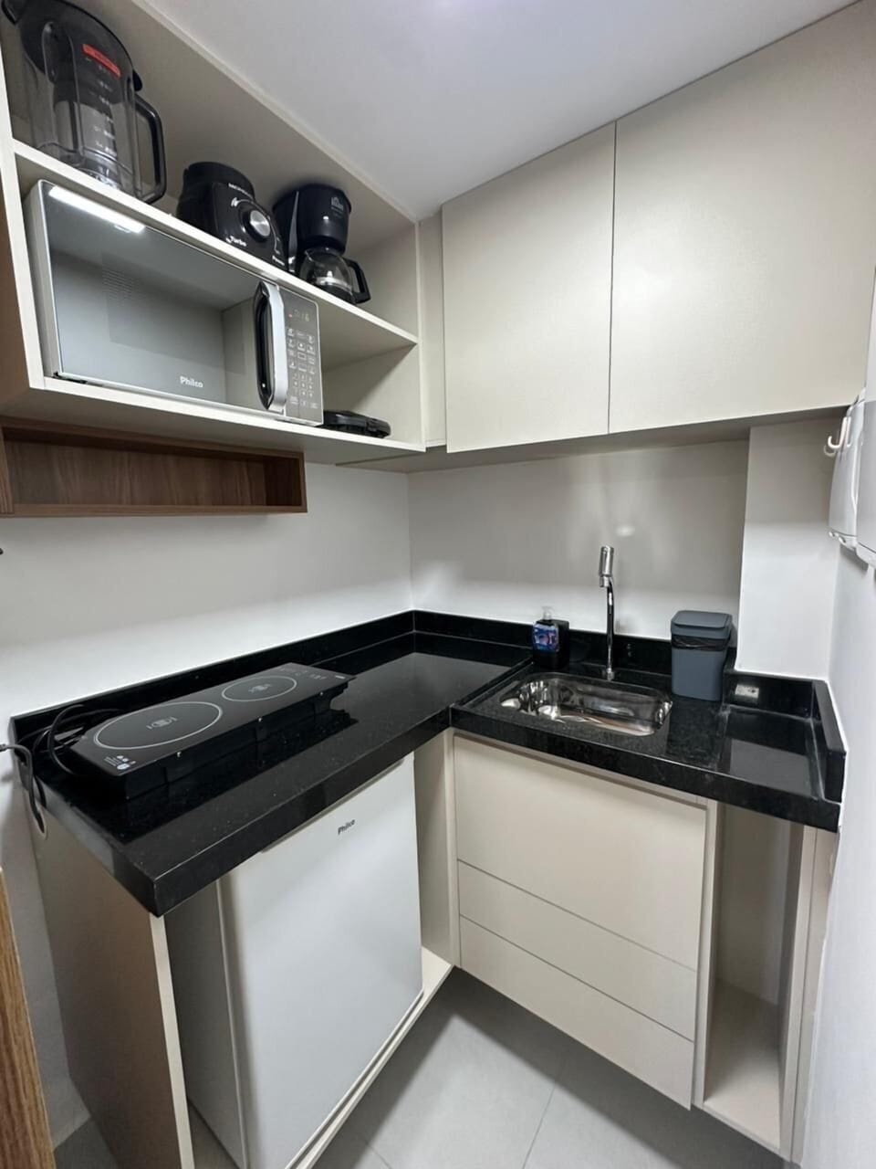 Basic Studio | Private kitchen | Mini-fridge, microwave, toaster, mixer