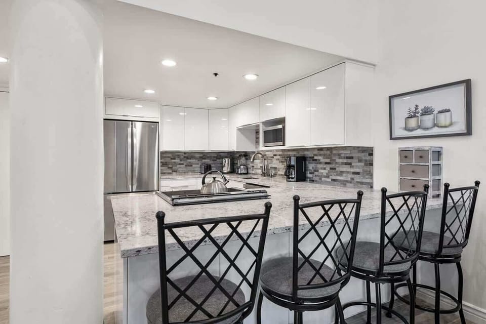 Bar dining area with seating for 4