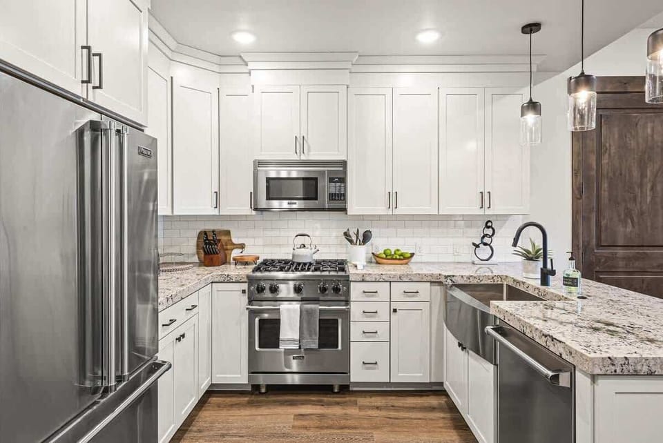Plenty of storage and new Viking appliances