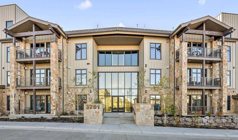The condo is easily accessible from the main lobby, side entrances, or entrance to the heated underground garage