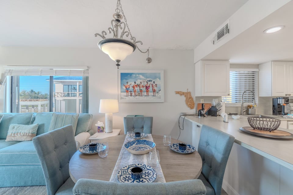 Beautiful coastal dinning room.
