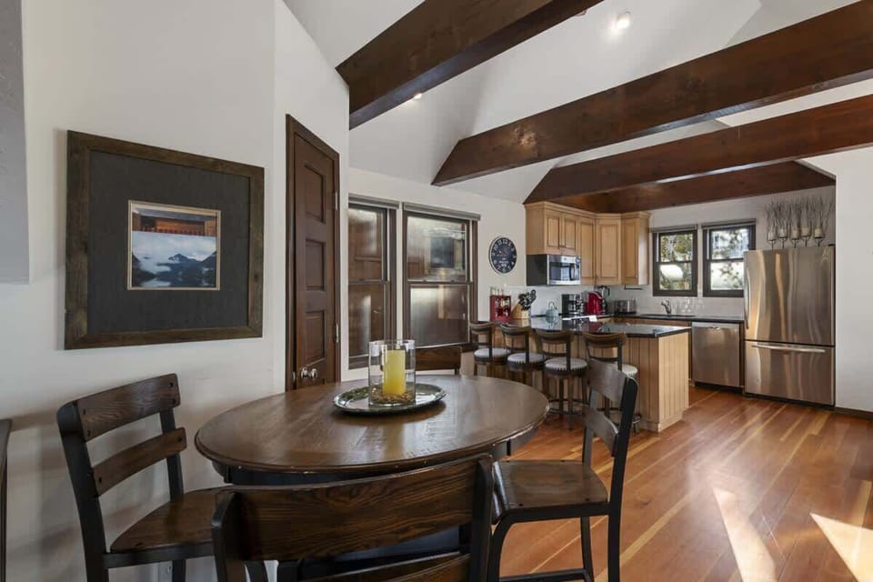 Round dining table for 3