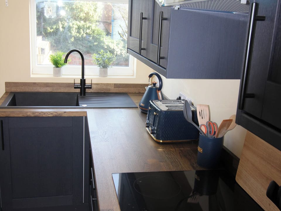 Cottage | Private kitchen | Fridge, microwave, toaster, cookware/dishes/utensils