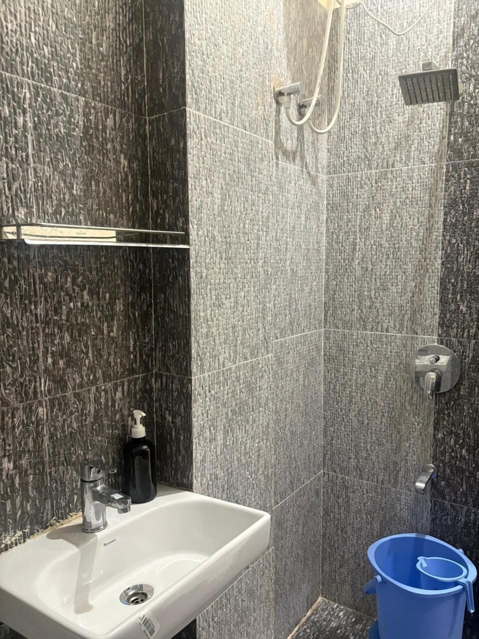 Deluxe Double Room | Bathroom shower