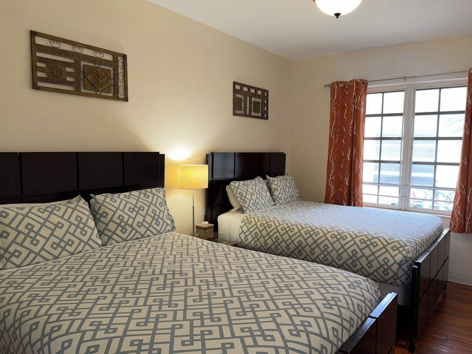 Bedroom: 2 Queen Beds