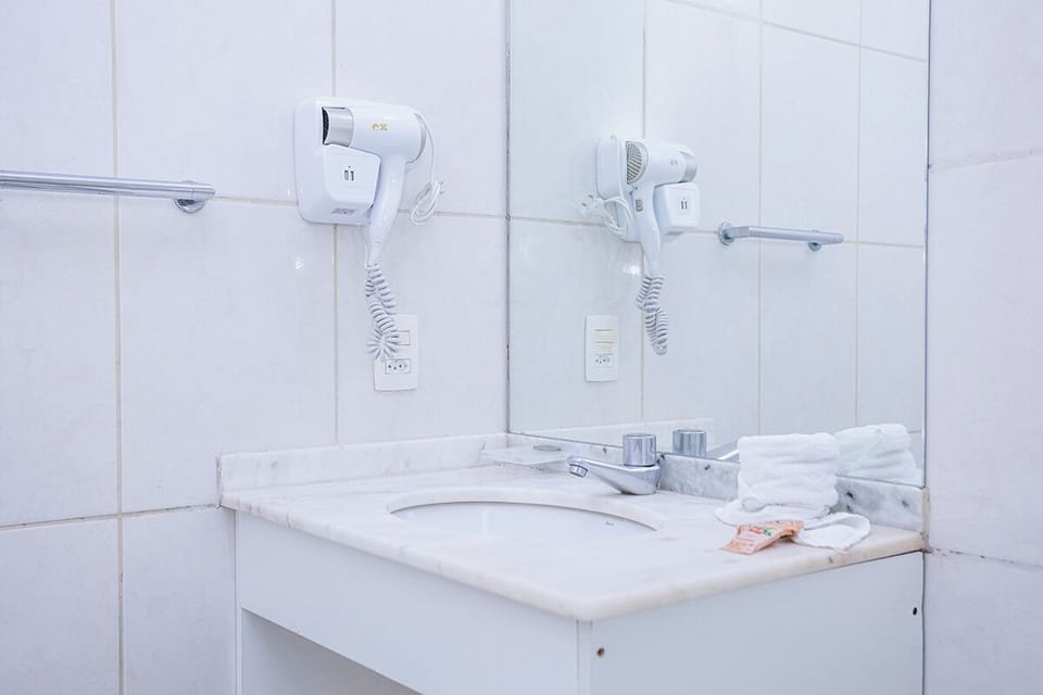 Twin Room | Bathroom