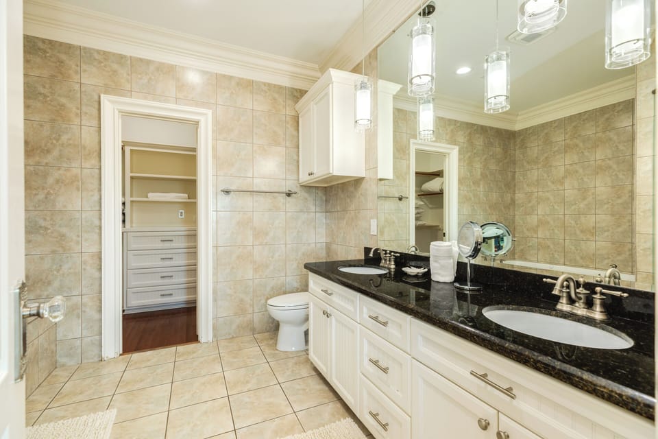En suite bathroom with a double vanity