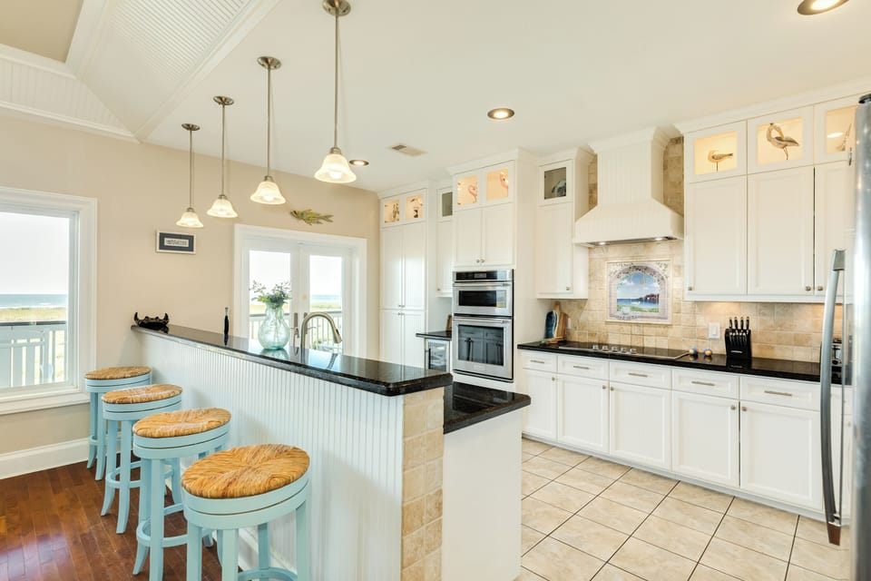 Additional seating for 4 more at the adjacent breakfast bar