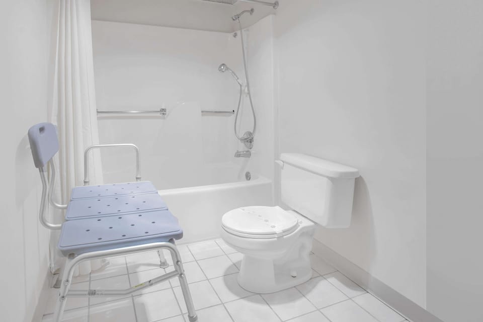 Standard Room, 1 King Bed | Bathroom | Combined shower/tub, rainfall showerhead, free toiletries, hair dryer